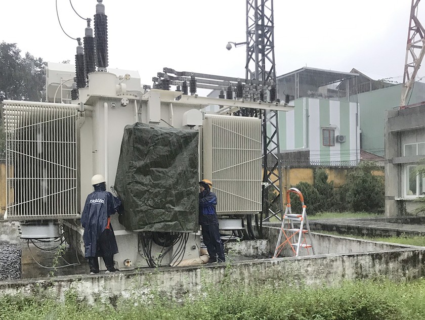 Truyền tải điện Đà Nẵng che chắn thiết bị tại trạm biến áp.