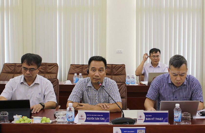 Chủ tịch HĐTV EVNNPT Nguyễn Tuấn Tùng trao đổi tại buổi làm việc