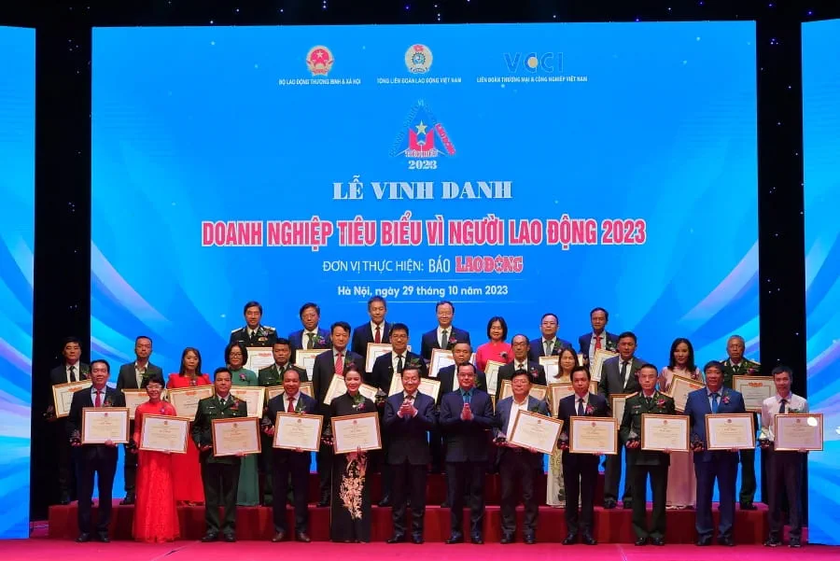 Phó Thủ tướng Lê Minh Khái chụp ảnh kỷ niệm cùng đại diện 30 doanh nghiệp được giải, trong đó ông Lê Quang Vinh - Phó Tổng Giám đốc Vietcombank đứng hàng 3, thứ 4 từ phải sang.