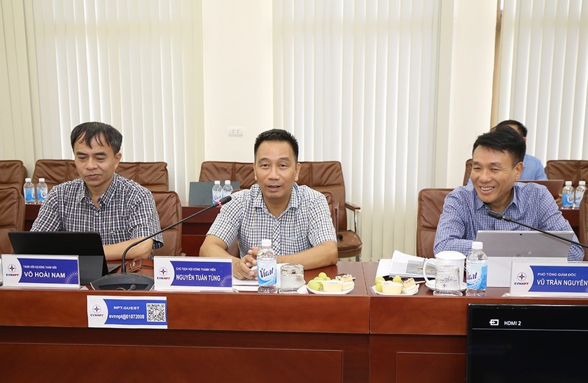Chủ tịch HĐTV EVNNPT Nguyễn Tuấn Tùng (ngồi giữa) trao đổi tại buổi làm việc