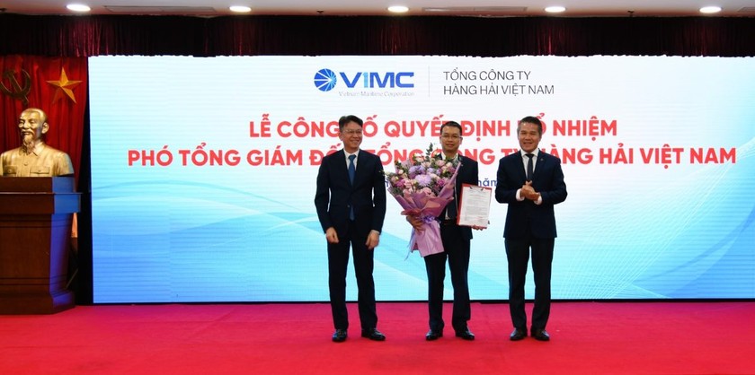 2 lãnh đạo cao nhất VIMC trao quyết định và tặng hoa cho tân Phó Tổng Giám đốc