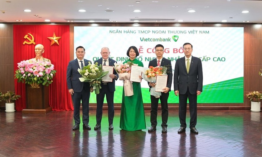 2 lãnh đạo cao nhất của Vietcombank trao quyết định bổ nhiệm và tặng hoa cho 3 nhân sự