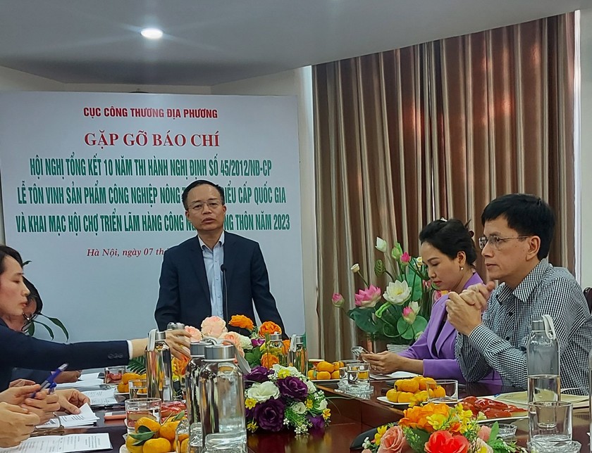 Ông Ngô Quang Trung - Cục trưởng Cục Công Thương địa phương thông tin tại cuộc gặp báo chí