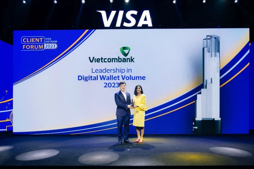 Ông Hồ Văn Tuấn - Phó Tổng Giám đốc Vietcombank nhận giải thưởng Ngân hàng dẫn đầu về tần suất giao dịch qua ví điện tử 2023