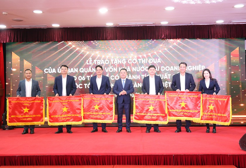 Phó Chủ tịch Ủy ban Quản lý vốn nhà nước tại doanh nghiệp Nguyễn Ngọc Cảnh trao Cờ thi đua Ủy ban cho các tập thể xuất sắc dẫn đầu phong trào thi đua năm 2023.