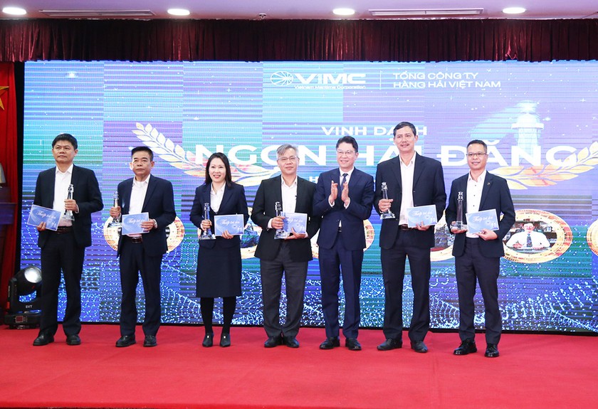 Ông Trần Lê Tuấn - Tổng Giám đốc Cảng Đà Nẵng (ngoài cùng bên trái) nhận danh hiệu “Ngọn hải đăng” do Chủ tịch VIMC Lê Anh Sơn trao tặng