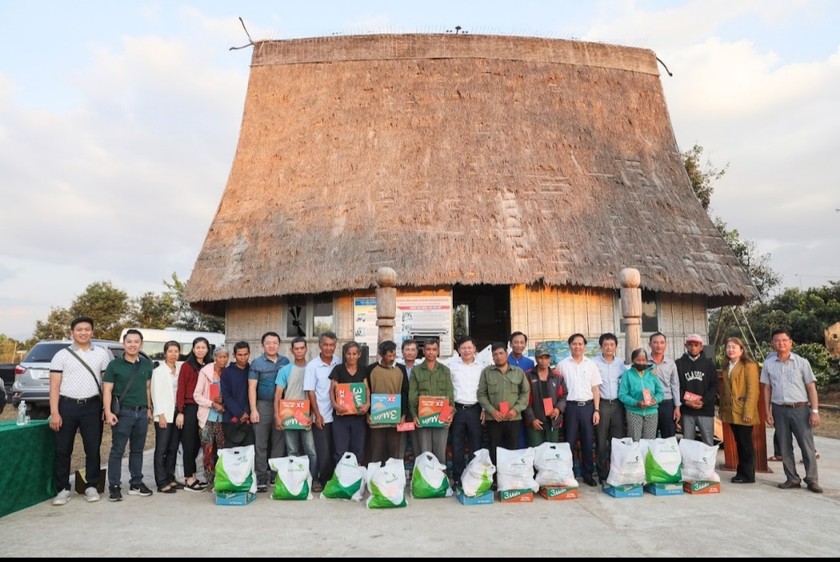Vietcombank tổ chức tặng quà Tết cho người dân tộc thiểu số tại Kon Tum