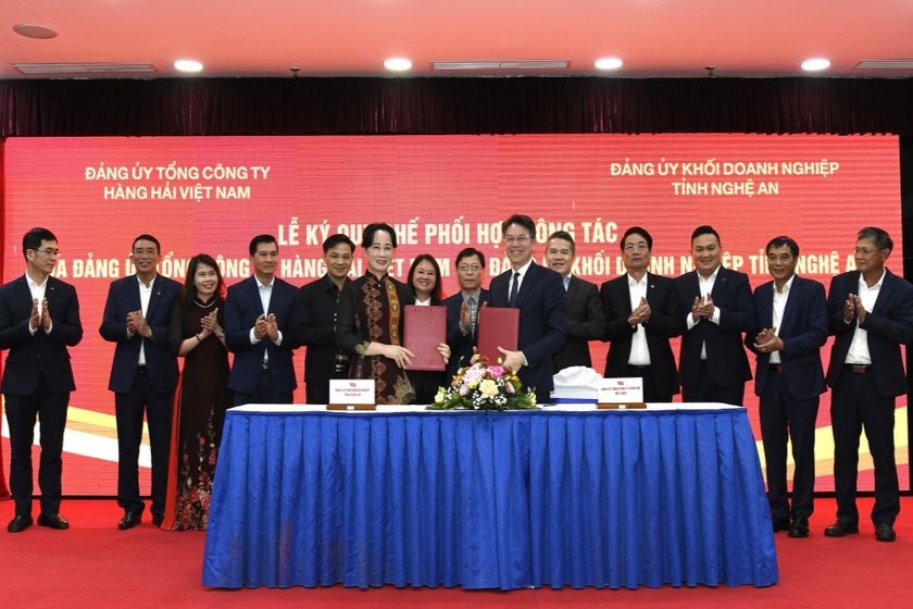 Các đại biểu Đảng ủy Tổng công ty Hàng Hải Việt Nam và Đảng ủy khối Doanh nghiệp tỉnh Nghệ An chứng kiến lãnh đạo 2 đơn vị ký quy chế phối hợp công tác.