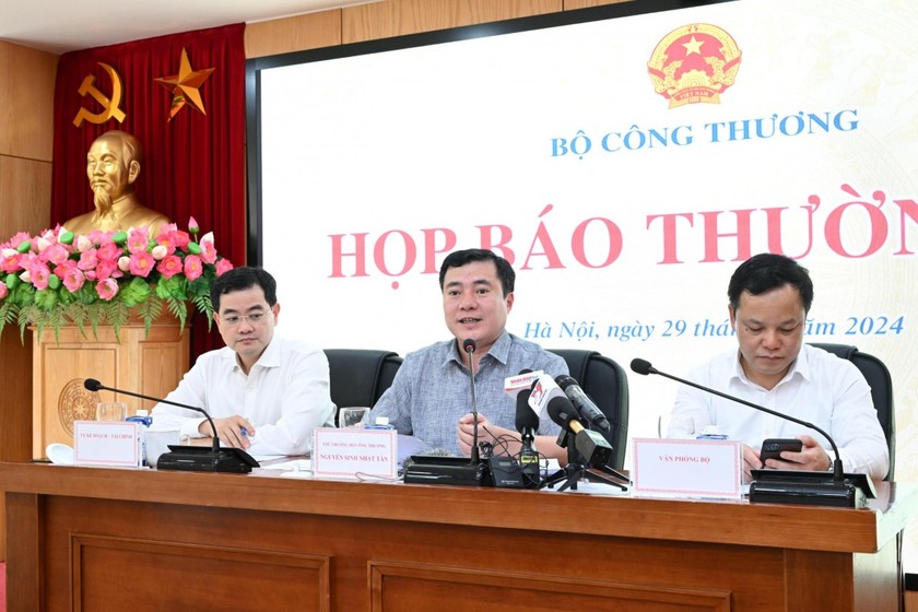 Thứ trưởng Nguyễn Sinh Nhật Tân nói về việc cung ứng điện tại họp báo
