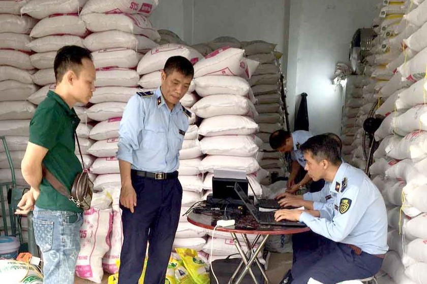 Đoàn kiểm tra Đội QLTT số 1, Cục QLTT thành phố Hà Nội đang thiết lập hồ sơ vụ việc.