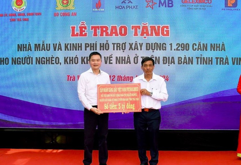 Bí thư Đảng ủy, Chủ tịch HĐQT Petrolimex Phạm Văn Thanh trao tặng đại diện UBMTTQ tỉnh Trà Vinh 5 tỷ đồng xây dựng nhà cho người nghèo trên địa bàn tỉnh.