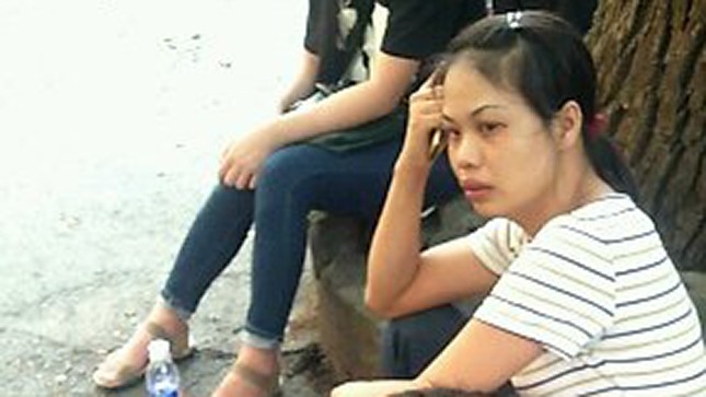 Chị Hà Thị Huyến, vợ phạm nhân Thắng ngồi vật vã tại bệnh viện.