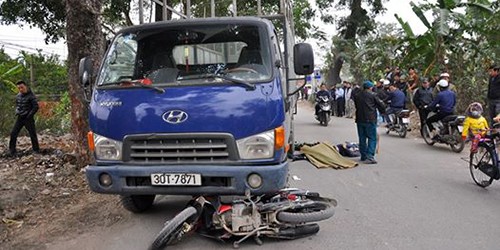 Hà Nội: Xe máy cuốn vào gầm xe tải, một người tử vong