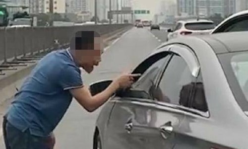 Làm rõ vụ tài xế đi ô tô sang chặn đầu, nhổ nước bọt vào xe khác trên đường Hà Nội