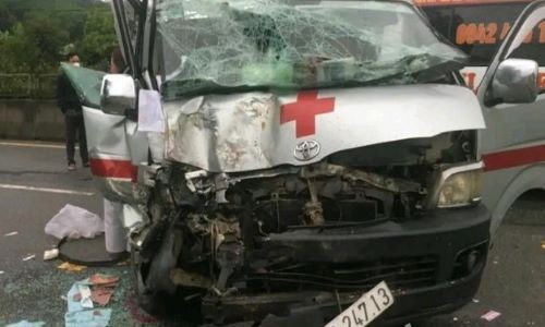Kỳ Anh (Hà Tĩnh): Xe cứu thương biến dạng sau khi tông vào ô tô buýt