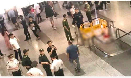 Hành khách nhảy từ tầng 3 nhà ga sân bay Nội Bài đã tử vong