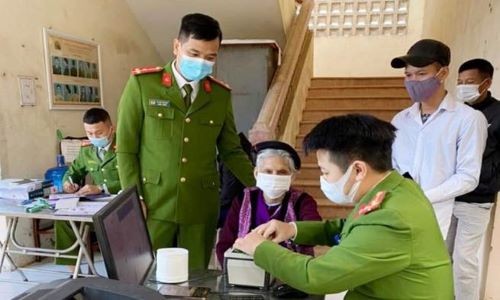 Người dân đến trụ sở Công an xã Vân Hà làm thủ tục cấp CCCD