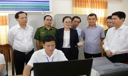 Các bộ, ngành kiểm tra việc thí điểm triển khai 2 DVC liên thông tại tỉnh Hà Nam. Ảnh: BHXHVN