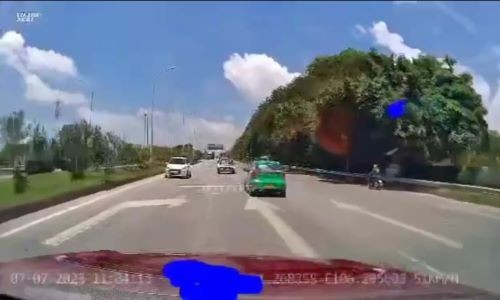 Xe ô tô đi ngược chiều trên cao tốc Hà Nội - Bắc Giang (ảnh cắt từ clip). Ảnh: CA Bắc Giang