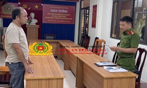 Cơ quan CSĐT Công an TP Đà Nẵng tống đạt các quyết định đối với Phùng Đình Dương Kha. Ảnh: CA Đà Nẵng