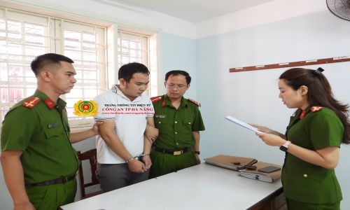 Cơ quan Cảnh sát điều tra Công an TP Đà Nẵng tống đạt các quyết định đối với Nguyễn Vĩnh Sơn. Ảnh: CA Đà Nẵng