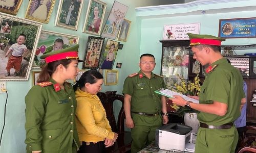 Tống đạt các quyết định khám xét nơi ở, bắt bị can để tạm giam đối với Nguyễn Thị Thu Ba. (Ảnh: CA Quảng Nam)