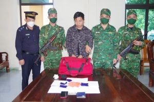 Lực lượng chức năng bắt giữ đối tượng Lê Anh Tuấn cùng tang vật.