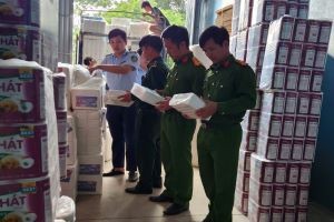 Lực lượng chức năng kiểm tra cơ sở sản xuất giấy vệ sinh giả
