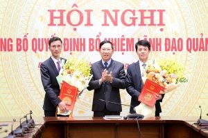 Chủ tịch UBND tỉnh Bắc Giang - Lê Ánh Dương trao Quyết định và tặng hoa chúc mừng cho tân Giám đốc Sở Giao thông vận tải và Sở Lao động - Thương binh và Xã hội