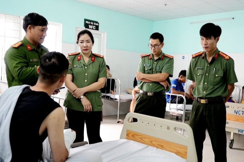Đại tá Trần Thị Thu Phước, Phó Giám đốc Công an tỉnh Kon Tum thăm, động viên Thượng úy Nguyễn Ngọc Quý bị thương khi làm nhiệm vụ
