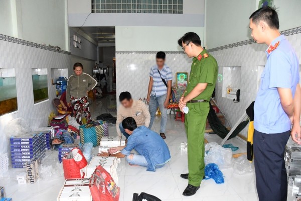 Cơ quan chức năng tiến hành khám xét nhà đối tượng Lê Thị Kim Thoa