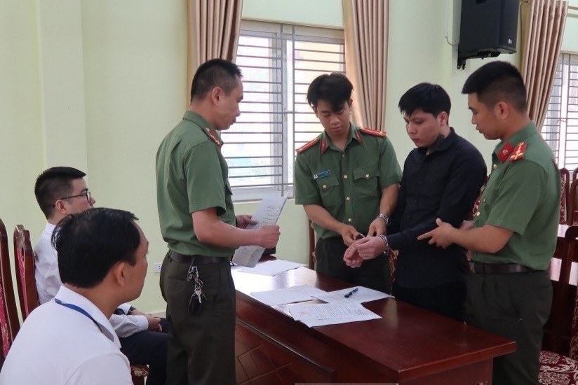 Cơ quan Công an thi hành lệnh bắt bị can để tạm giam đối với Trần Văn Thao.