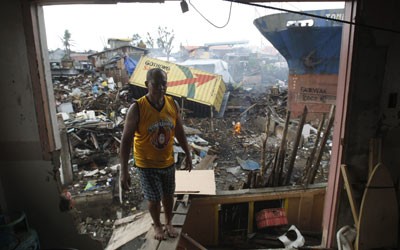 Cả ngàn thi thể nạn nhân bão Haiyan vẫn chưa được chôn?