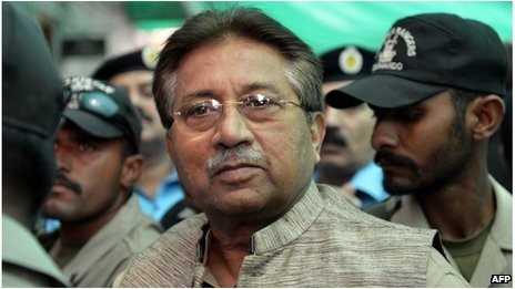 Cựu Tổng thống Pakistan gặp “vấn đề về tim” trên đường đến tòa án