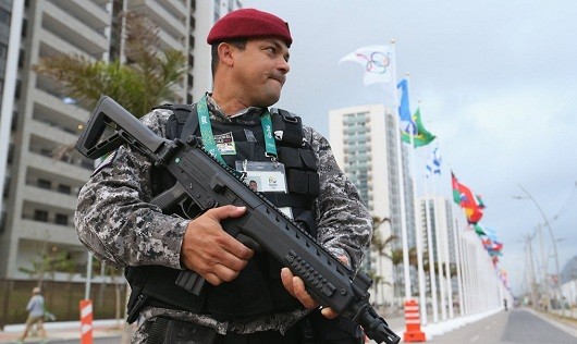 Nhân viên an ninh tại làng Olympic ở Rio De Janeiro. Ảnh: Getty Images