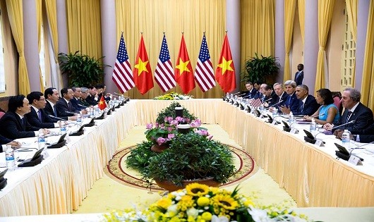 Ngoại trưởng Mỹ Kerry cùng Tổng thống Obama và phái đoàn tiến hành hội đàm với lãnh đạo Việt Nam trong chuyến thăm của ông Obama.