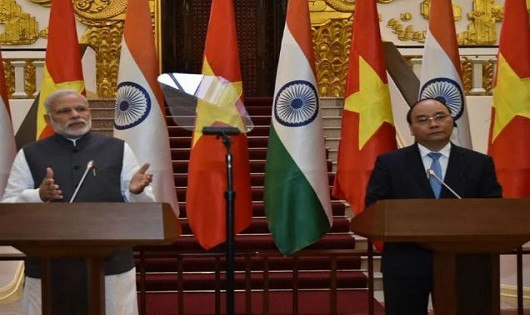Thủ tướng Ấn Độ Modi và Thủ tướng Nguyễn Xuân Phúc tại cuộc họp báo.