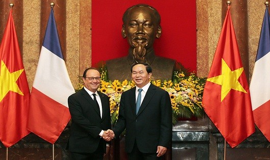 Tổng thống Pháp Hollande và Chủ tịch nước Trần Đại Quang. Ảnh: Reuters