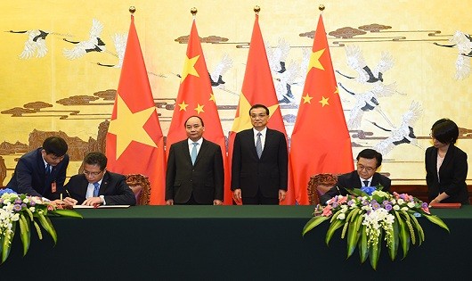 Thủ tướng Nguyễn Xuân Phúc và Thủ tướng Quốc vụ viện Trung Quốc chứng kiến lễ ký kết các văn kiện hợp tác.