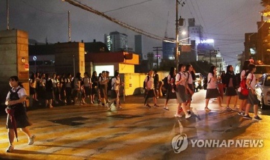 Các học sinh ở Hàn Quốc được sơ tán trong động đất. Ảnh: Yonhap