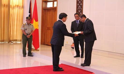 Đại sứ Hoàng Anh Tuấn trình Quốc thư lên Tổng thống Matan Ruak.