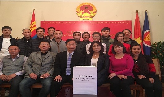 Đại diện ĐSQ và người Việt Nam tại Mông Cổ tại lễ phát động.