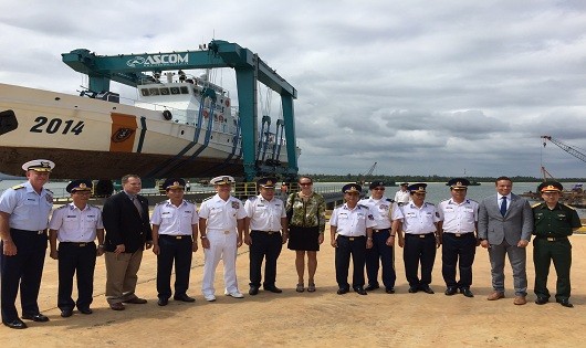Đại diện của Mỹ và Việt Nam tại Cơ sở Sửa chữa Bảo dưỡng tàu.