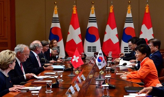 Tổng thống Hàn Quốc Park Geun-Hye (áo cam) trong một cuộc họp.