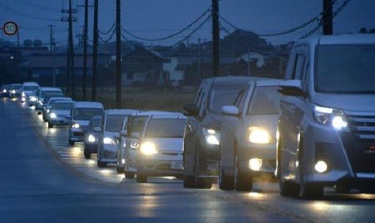 Động đất và khuyến cáo sơ tán đã gây tắc nghẽn giao thông ở tỉnh Fukushima. Ảnh: Kyodo