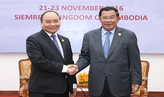 Thủ tướng Nguyễn Xuân Phúc hội đàm với Thủ tướng Campuchia Hun Sen.