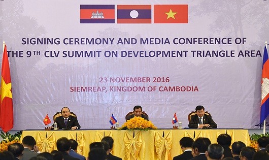 Thủ tướng Nguyễn Xuân Phúc, Thủ tướng Campuchia Hun Sen, Thủ tướng Lào Thongloun Sisoulith tại họp báo chung sau Hội nghị.