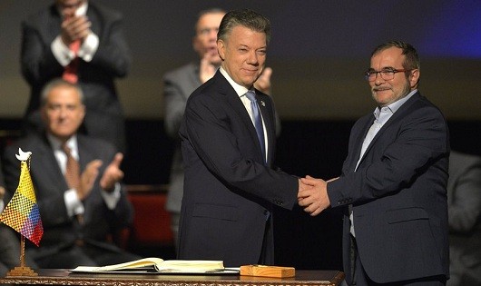 Tổng thống Juan Manuel Santos và ông Timochenko bắt tay tại lễ ký thỏa thuận.