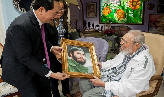  Chủ tịch nước Trần Đại Quang tới thăm Đồng chí Fidel Castro nhân chuyến thăm Cuba vừa qua. Ảnh: BNG