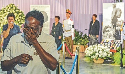 Một người đàn ông Cuba bật khóc khi đến viếng lãnh tụ Fidel.